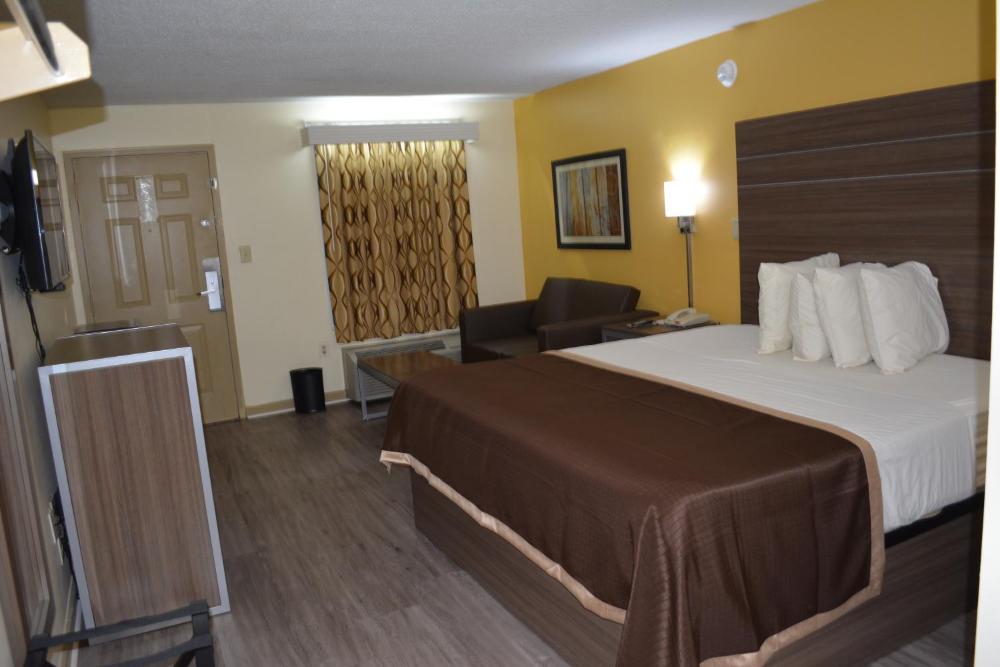 King Room - Non-Smoking interior